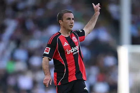 تشكيل فرانكفورت.. جوتزه أساسيا.. وثلاثي عربي بين البدلاء أمام ليفربول